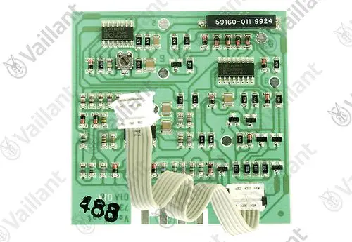 Vaillant Leiterplatte mit verschiedenen elektronischen Bauteilen und einem Kabelanschluss. Sichtbare Beschriftungen und integrierte Schaltkreise auf der Platine.